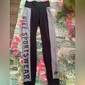 Nike Sportswear Women’s Leggings size small cropped super comfy like new